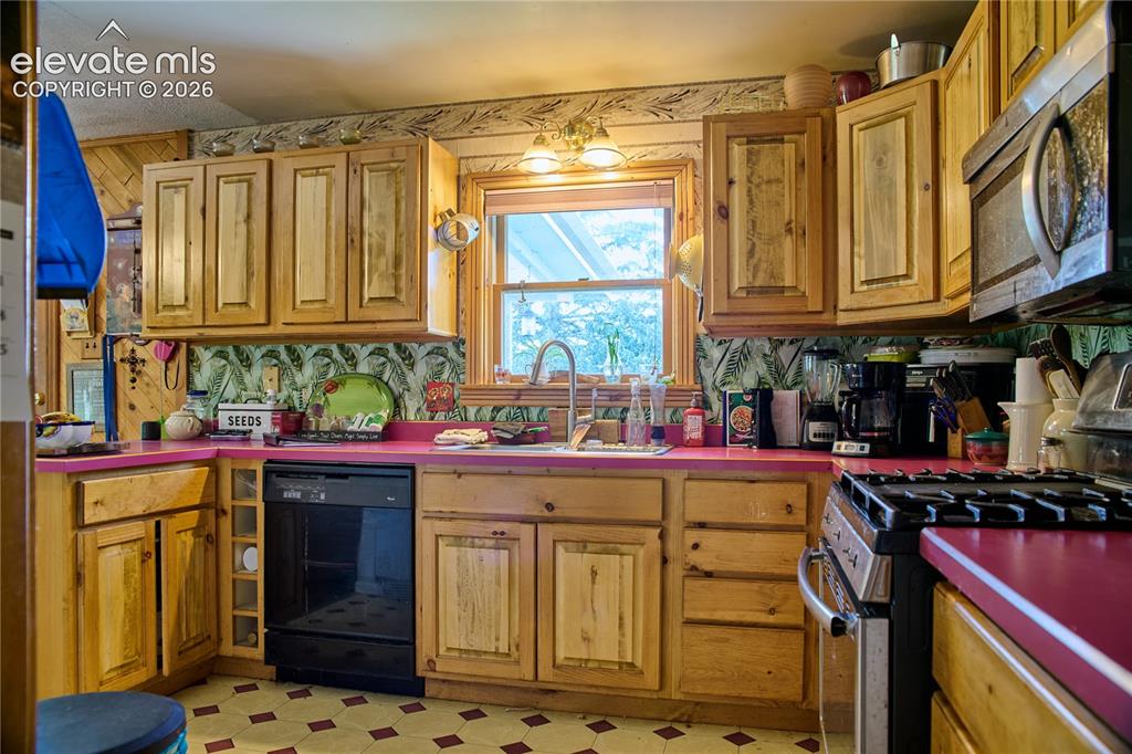 Image 13 of 31: Kitchen