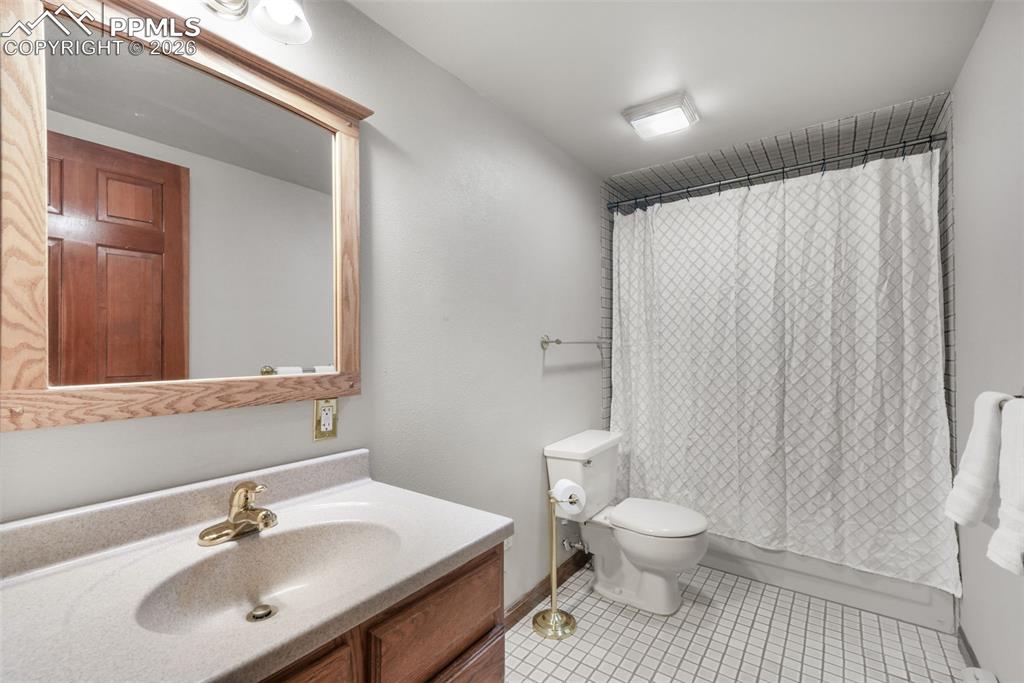 Image 20 of 50: Bedroom