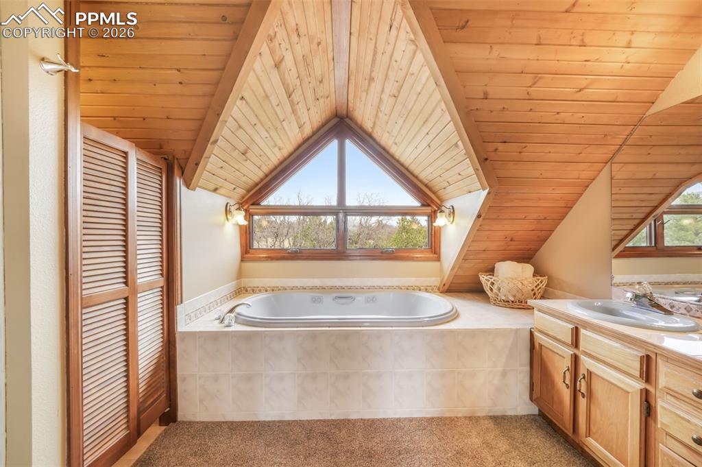 Image 25 of 50: Bedroom