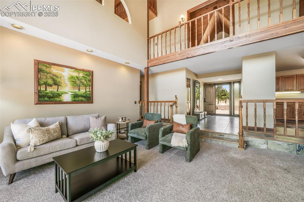 Image 7 of 50: Living Room