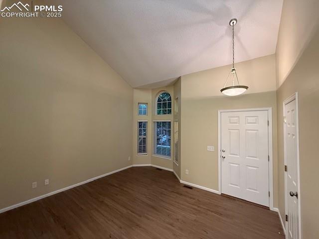 Image 3 of 31: Living Room