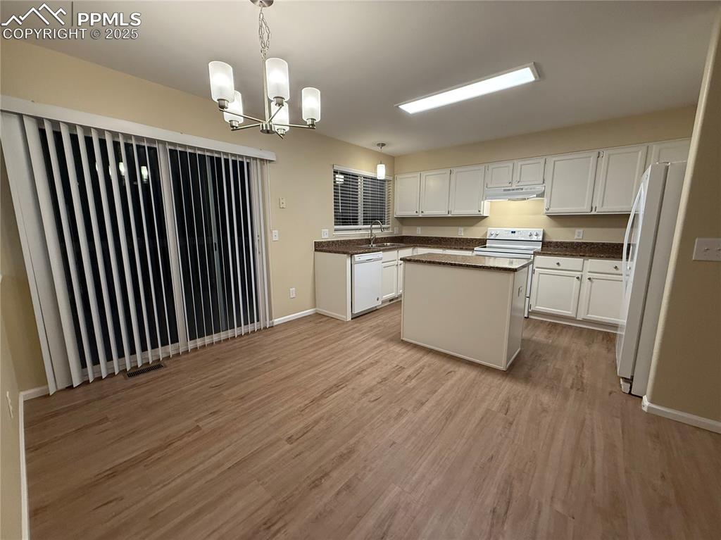Image 4 of 31: Kitchen