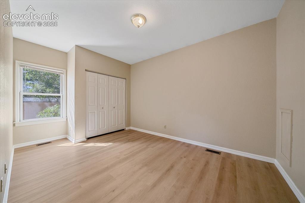 Image 5 of 17: Bedroom