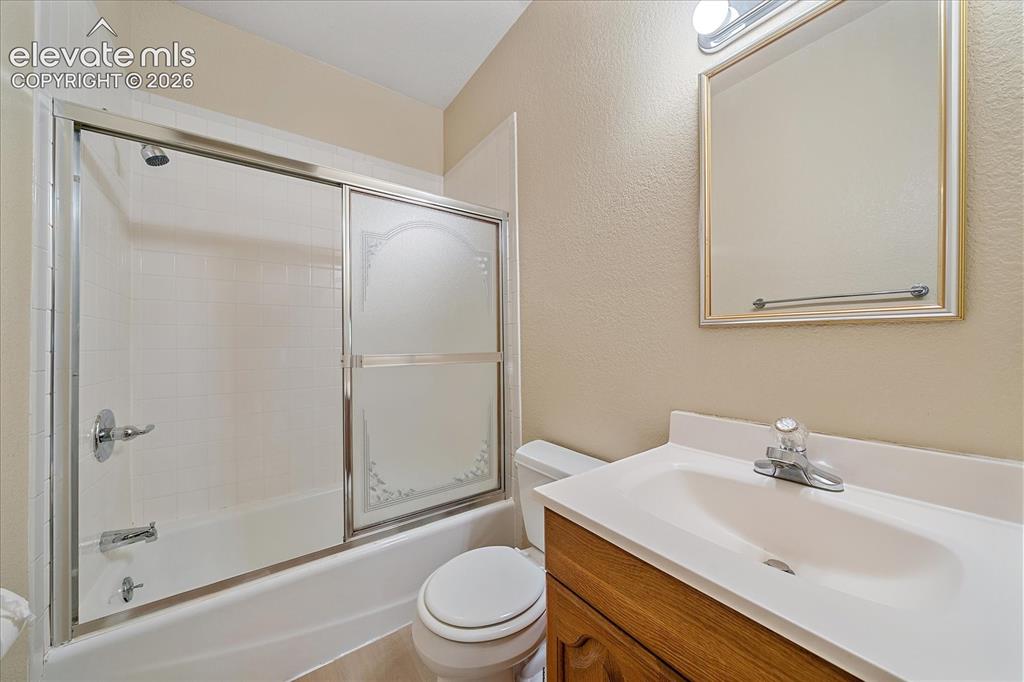 Image 7 of 17: Bathroom