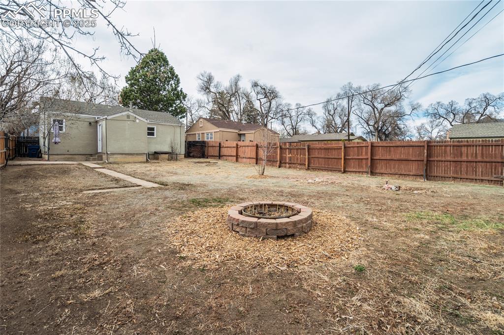 Image 16 of 27: Yard