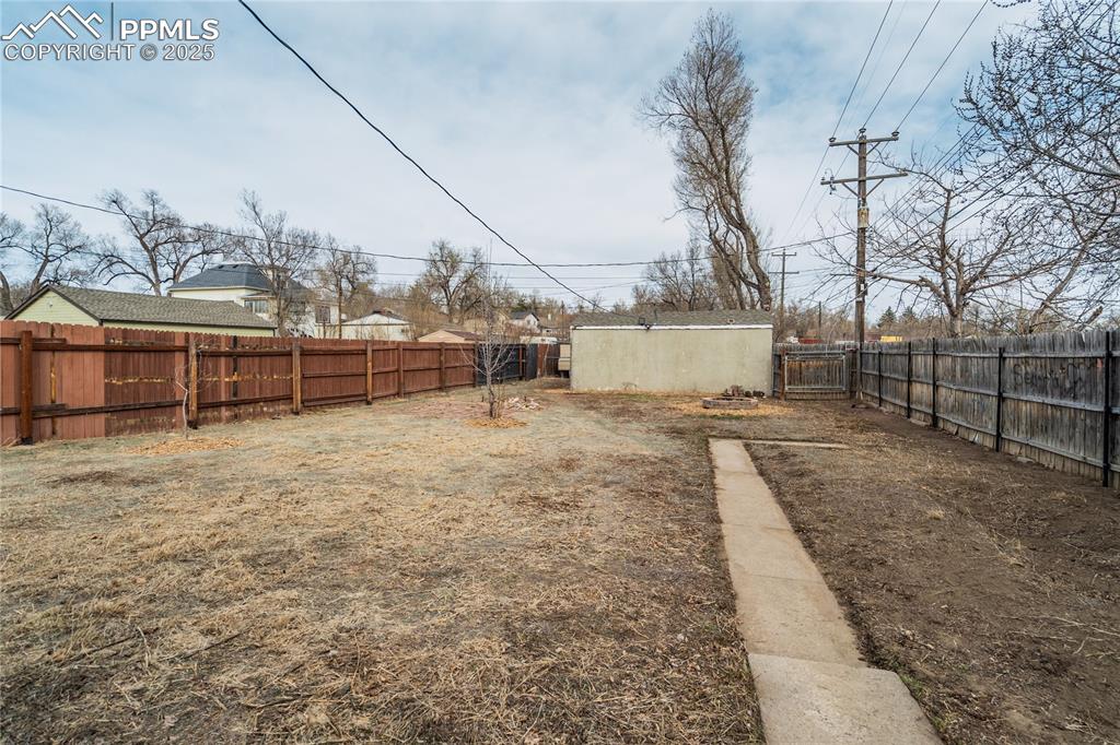 Image 19 of 27: Yard
