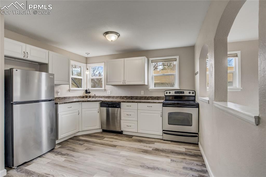 Image 6 of 27: Kitchen