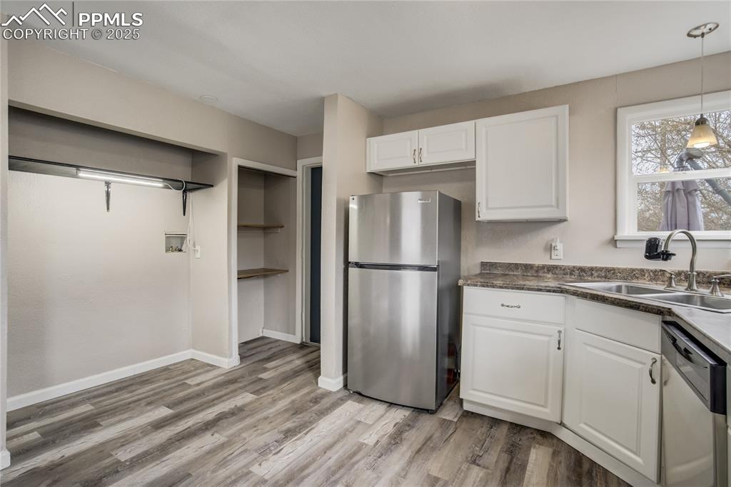 Image 7 of 27: Kitchen