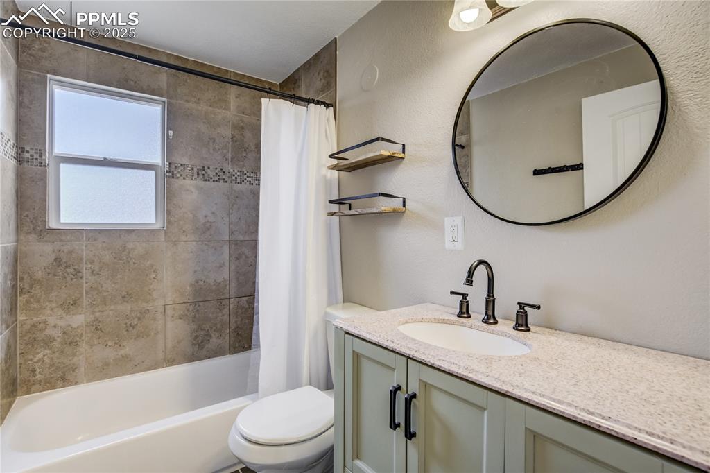 Image 9 of 27: Bathroom