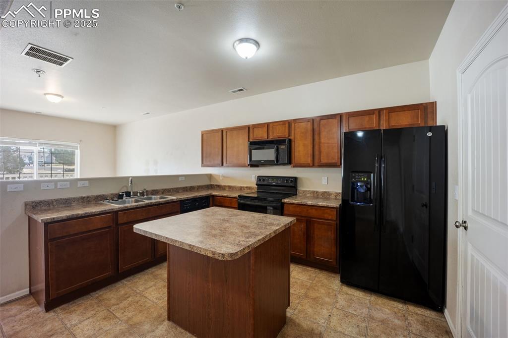 Image 10 of 50: Kitchen