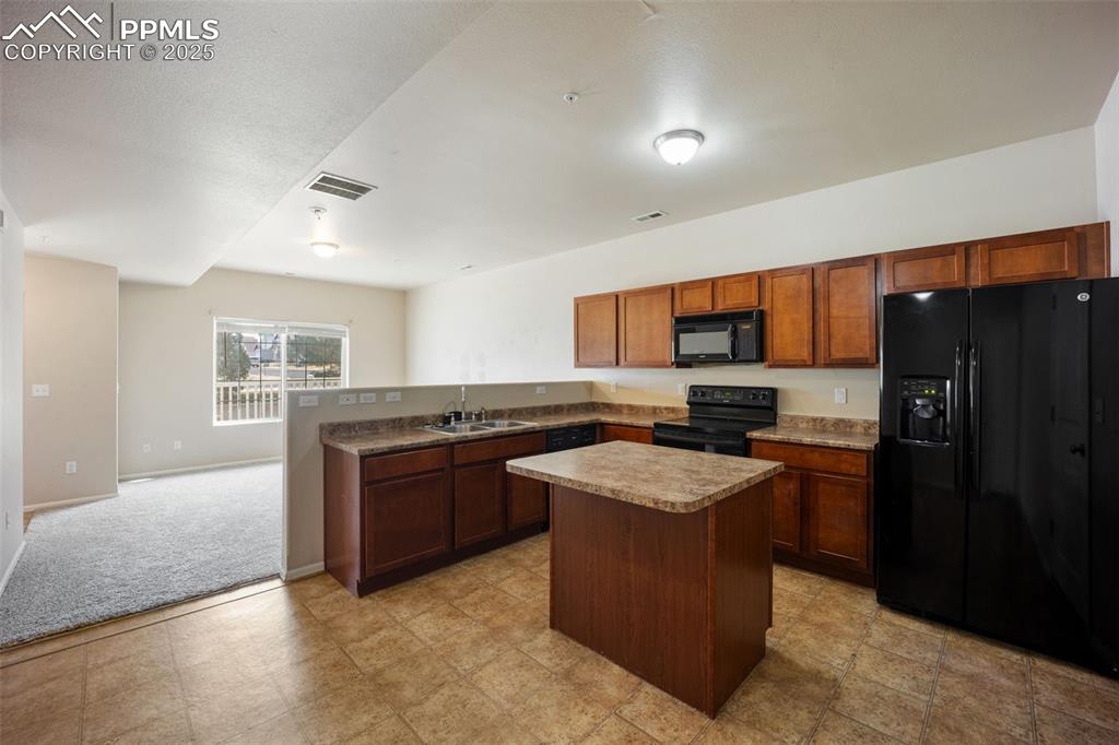 Image 11 of 50: Kitchen