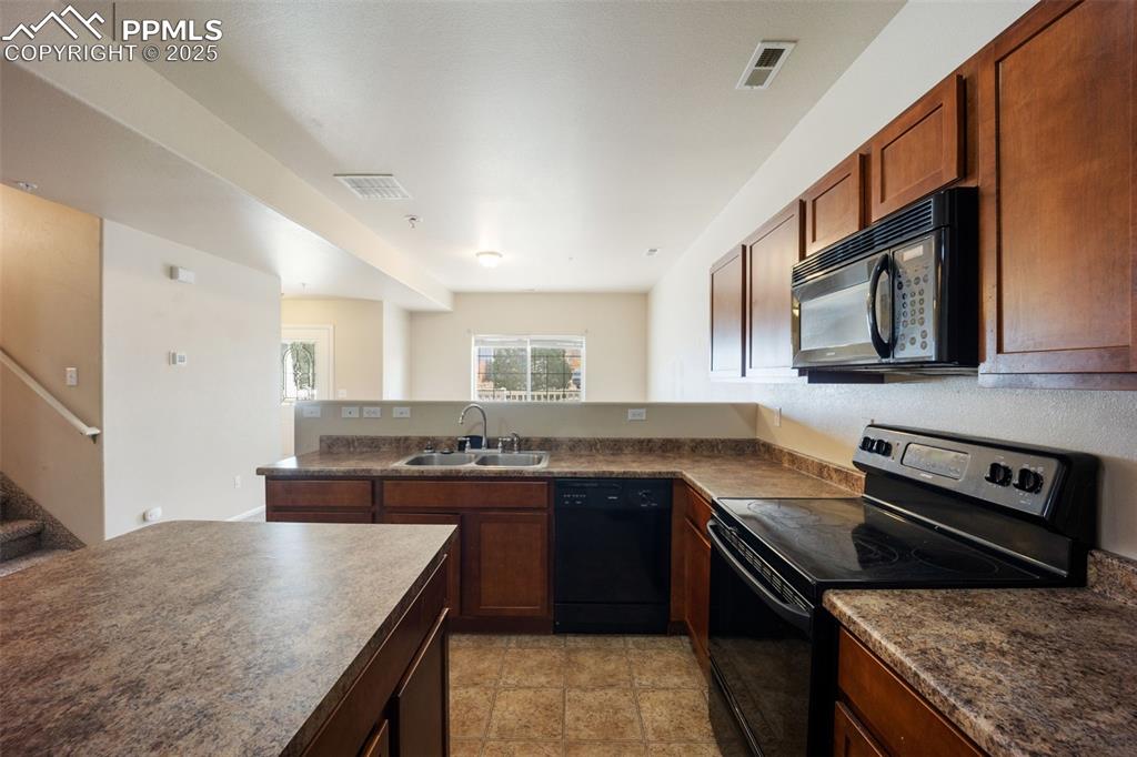 Image 12 of 50: Kitchen