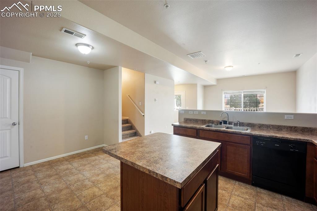 Image 13 of 50: Kitchen