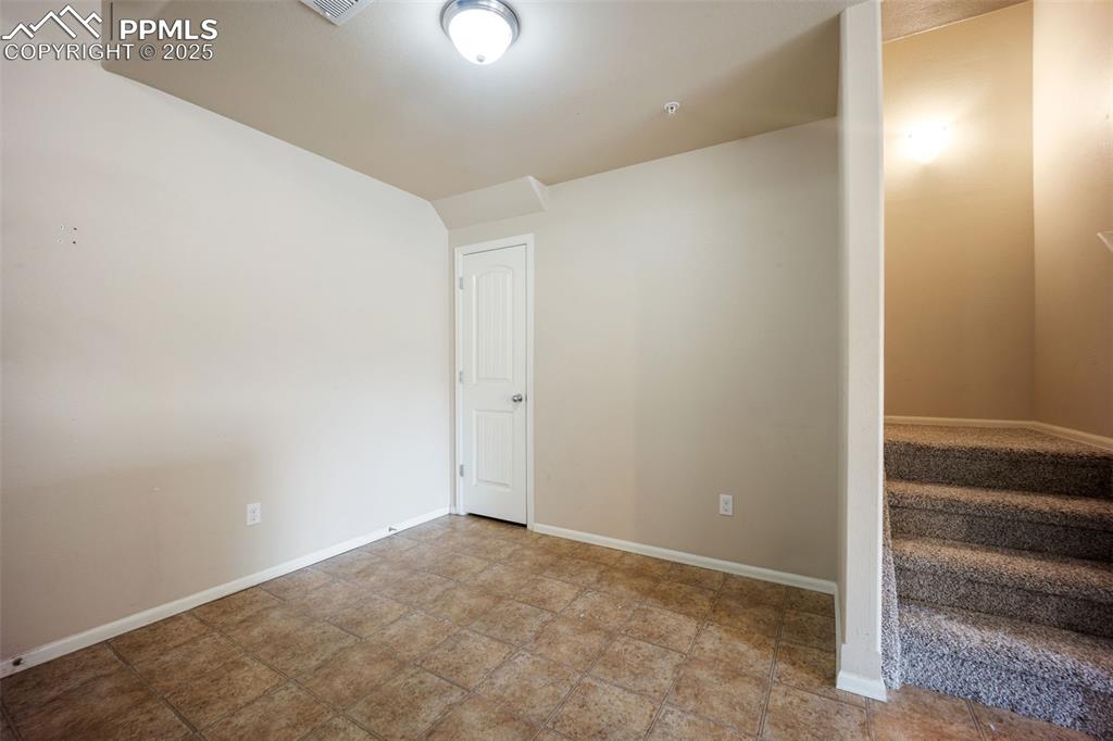 Image 14 of 50: Dining Area