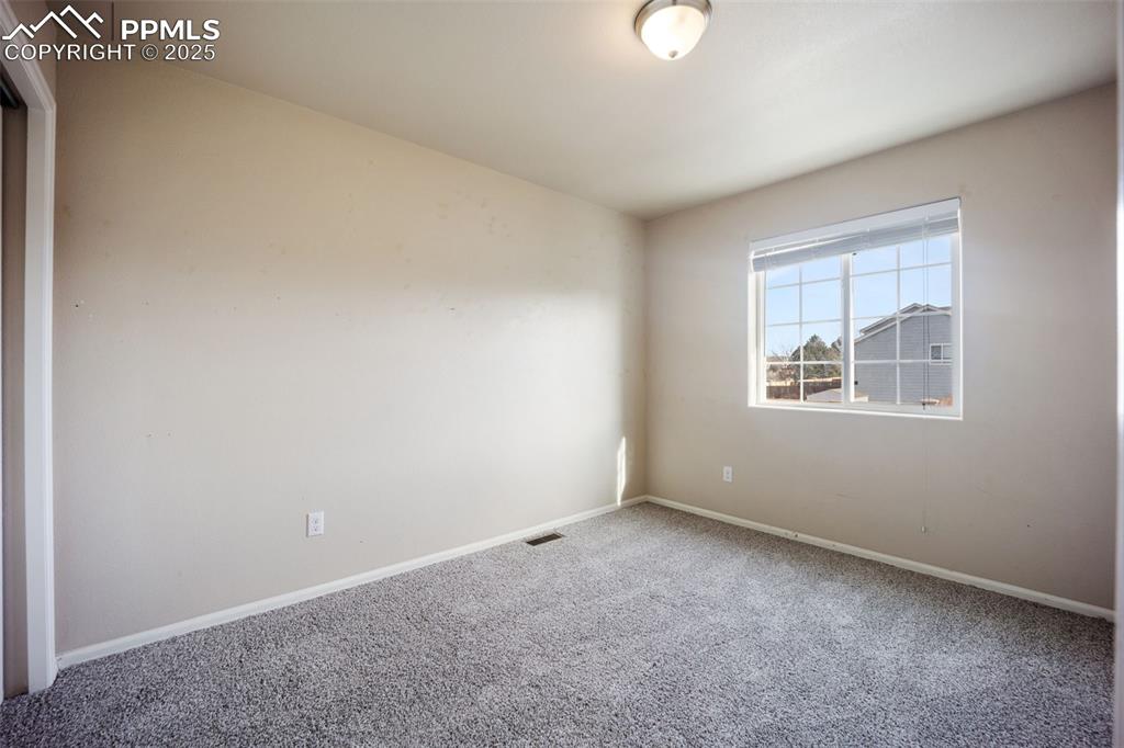 Image 28 of 50: Bedroom