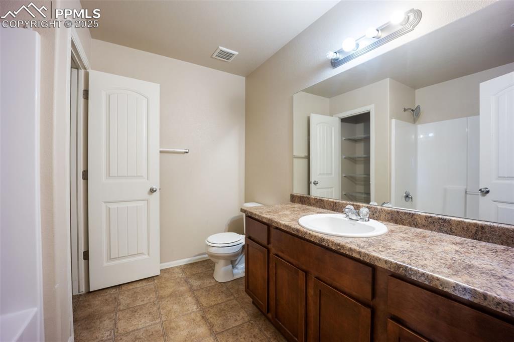 Image 31 of 50: Bathroom