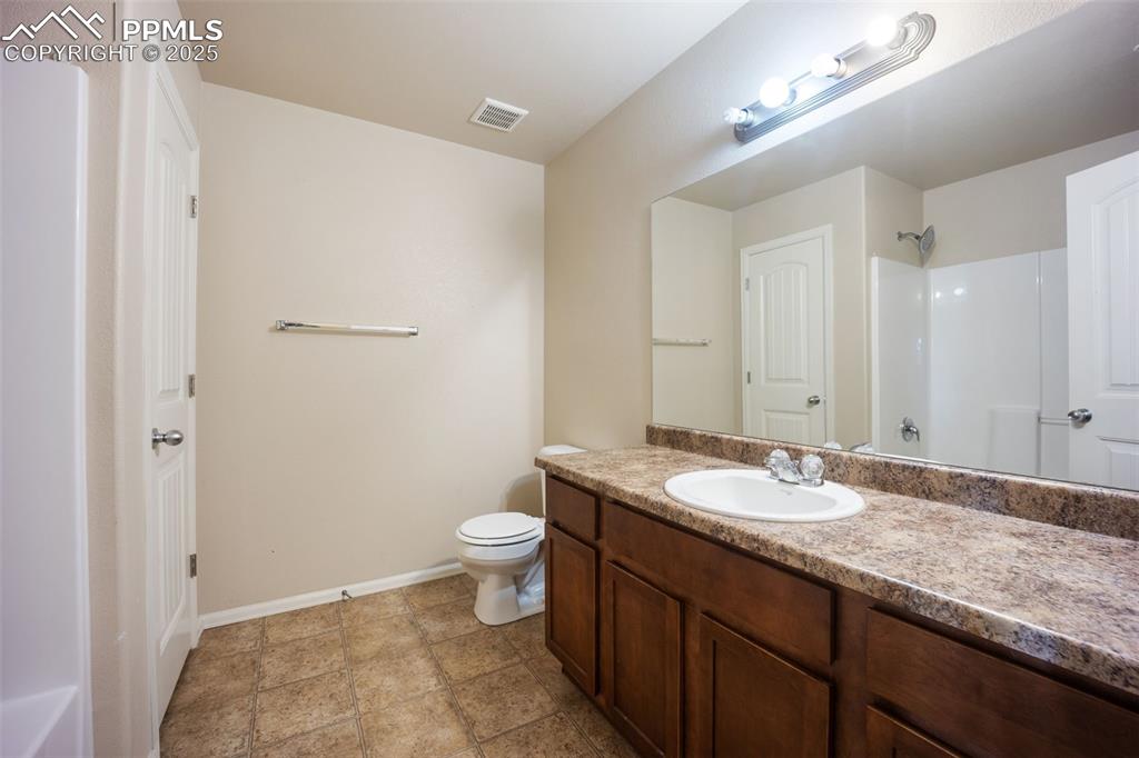 Image 32 of 50: Bathroom