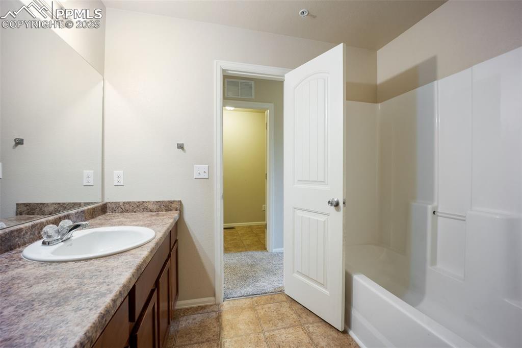 Image 33 of 50: Bathroom