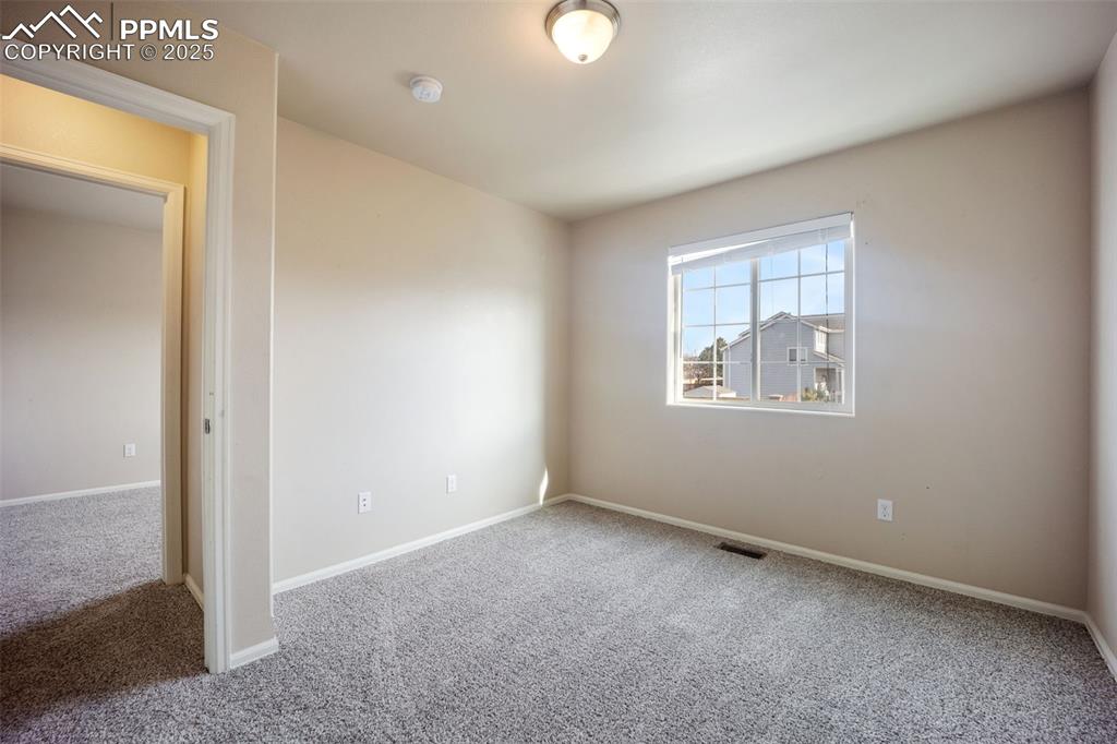 Image 35 of 50: Bedroom