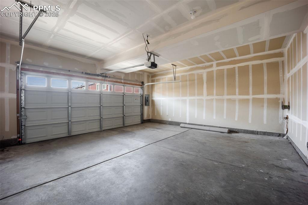 Image 37 of 50: Garage