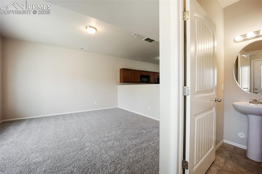 Image 5 of 50: Living Room