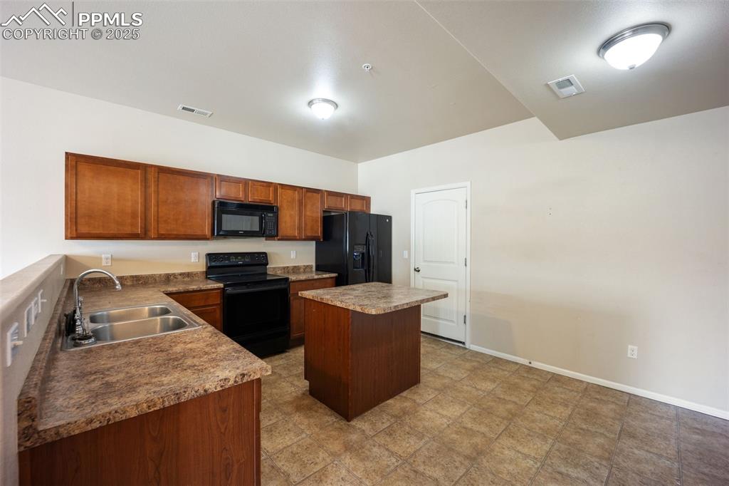 Image 8 of 50: Kitchen