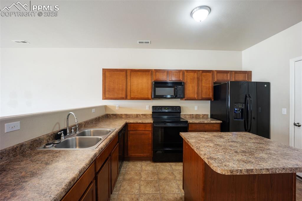 Image 9 of 50: Kitchen