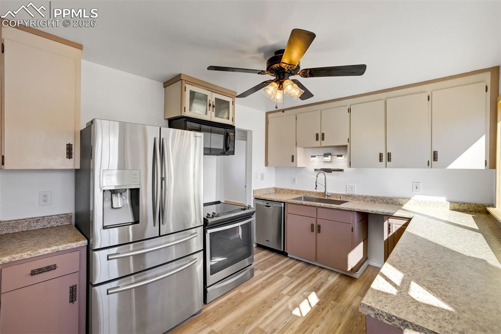 Image 11 of 36: Kitchen