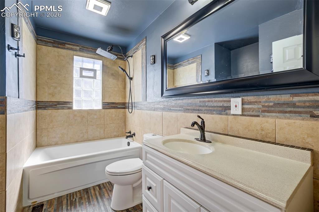 Image 24 of 36: Bathroom