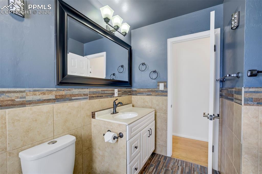 Image 25 of 36: Bathroom