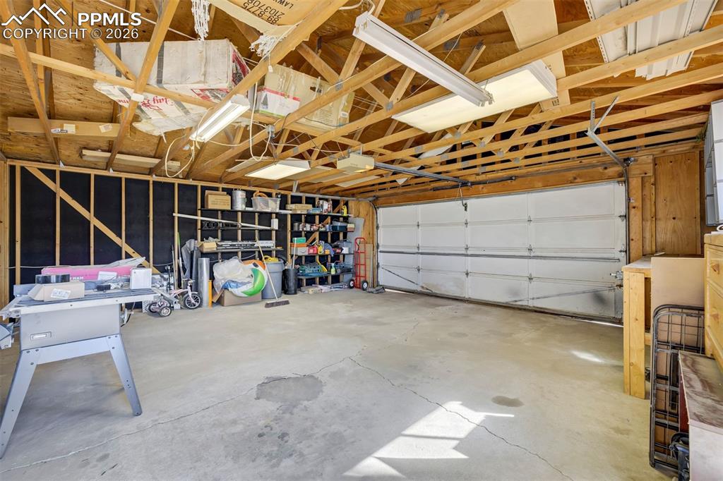 Image 28 of 36: Garage