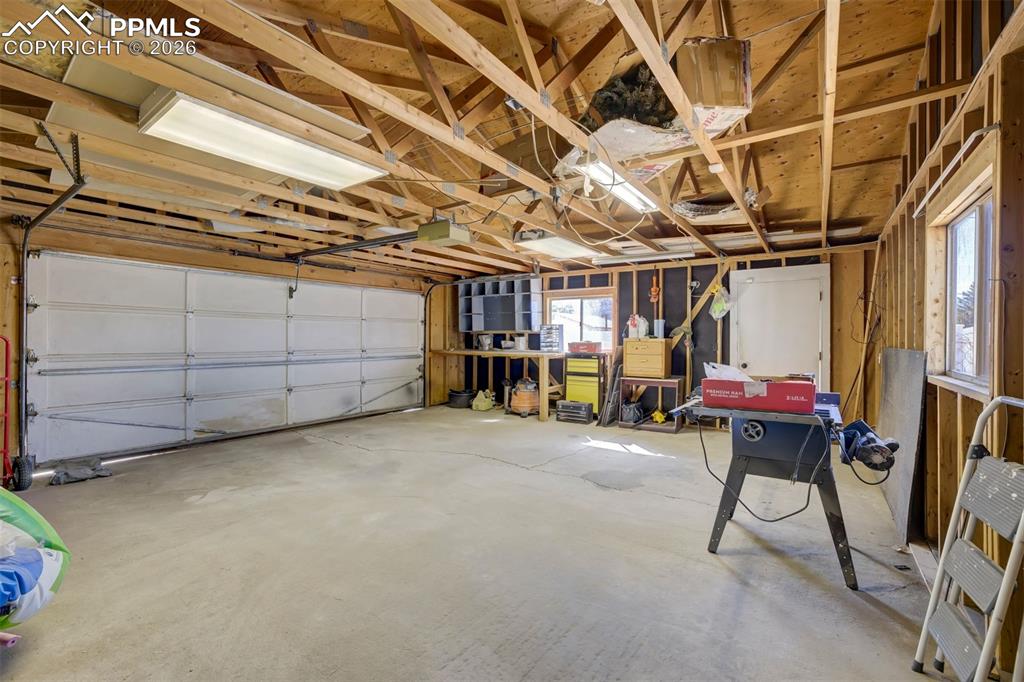 Image 30 of 36: Garage