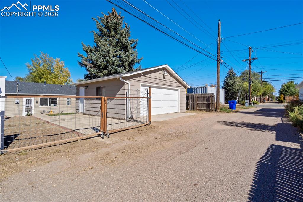 Image 31 of 36: Garage