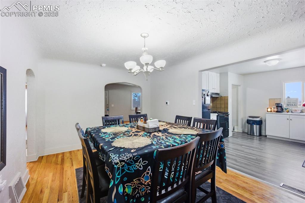 Image 12 of 43: Dining Area