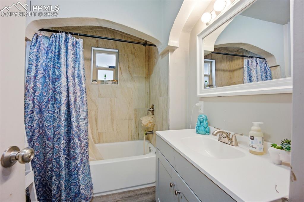 Image 15 of 43: Bathroom