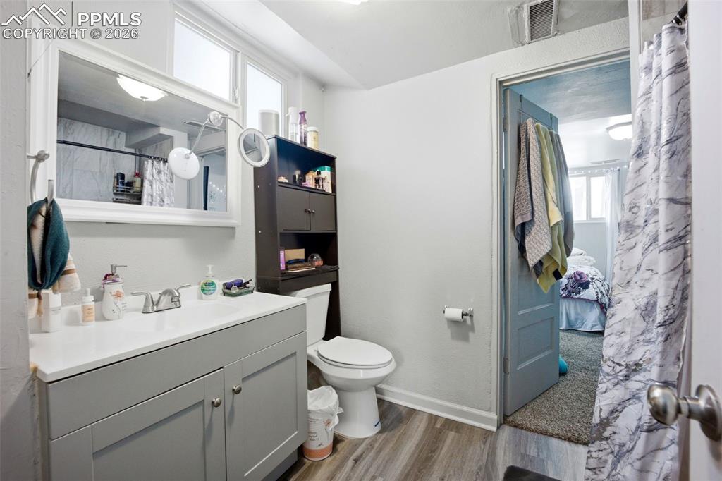 Image 23 of 43: Bathroom