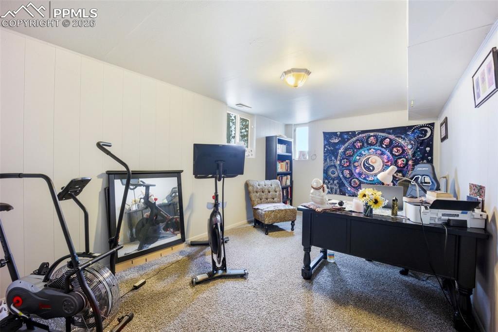 Image 27 of 43: Office