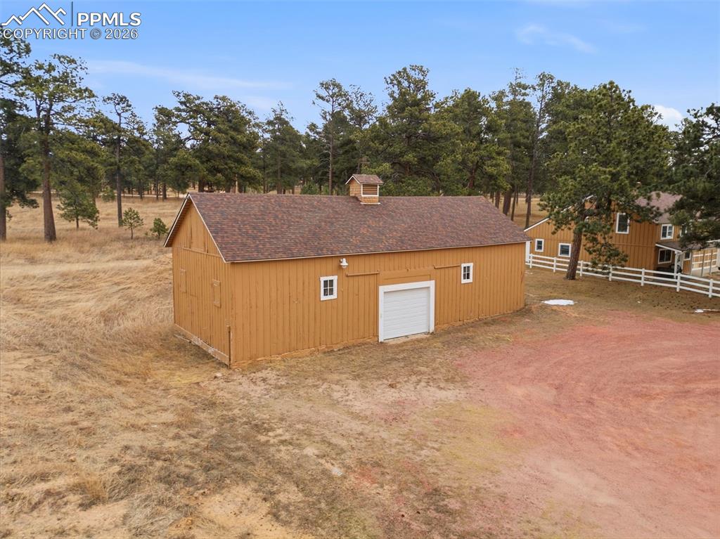 Image 37 of 43: Garage