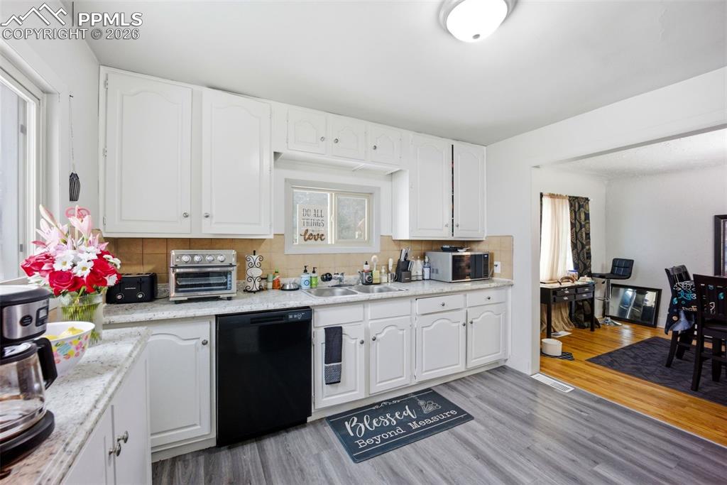 Image 7 of 43: Kitchen