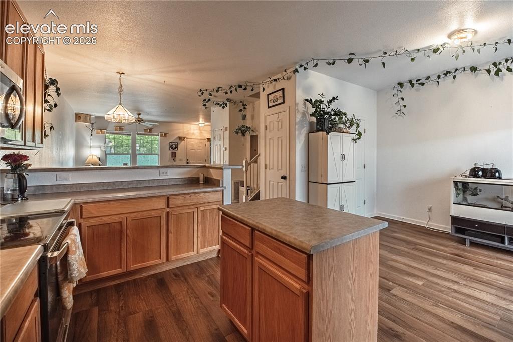 Image 10 of 35: Kitchen