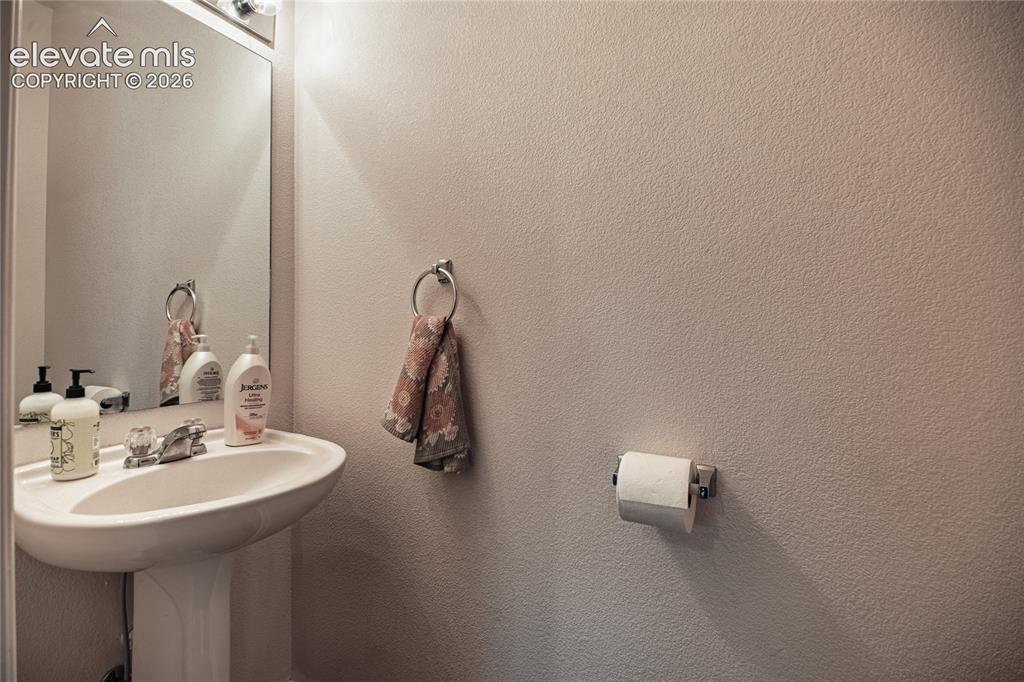 Image 14 of 35: Bathroom
