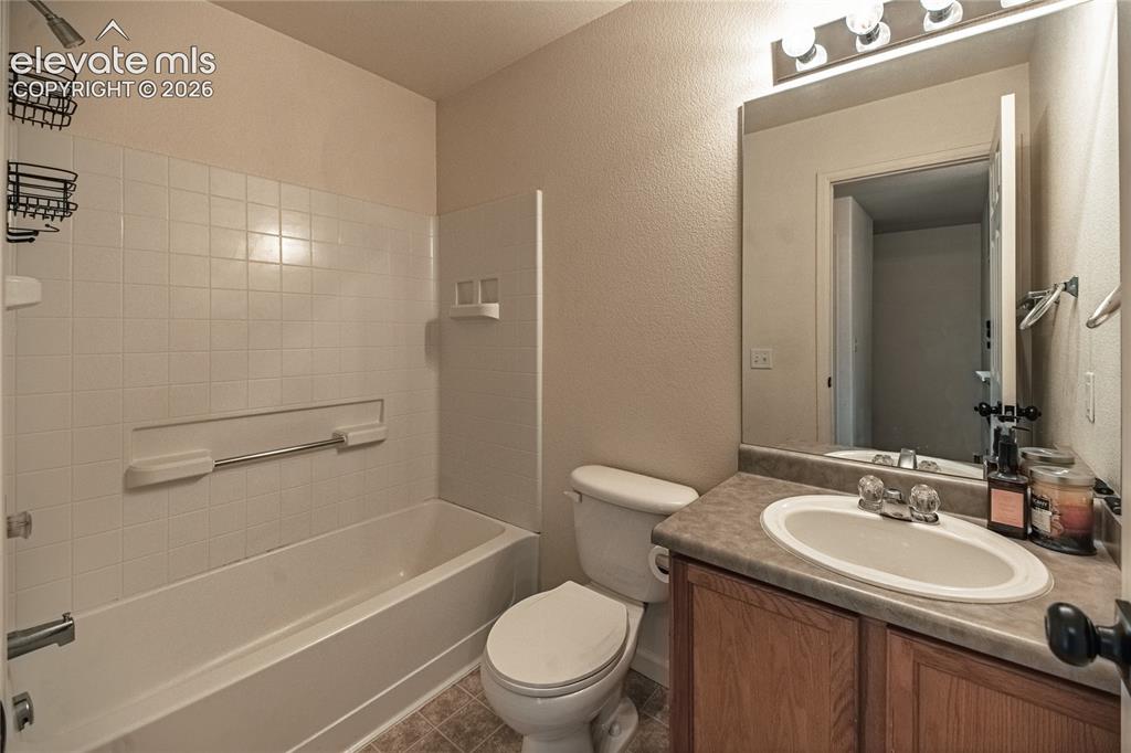 Image 18 of 35: Bathroom