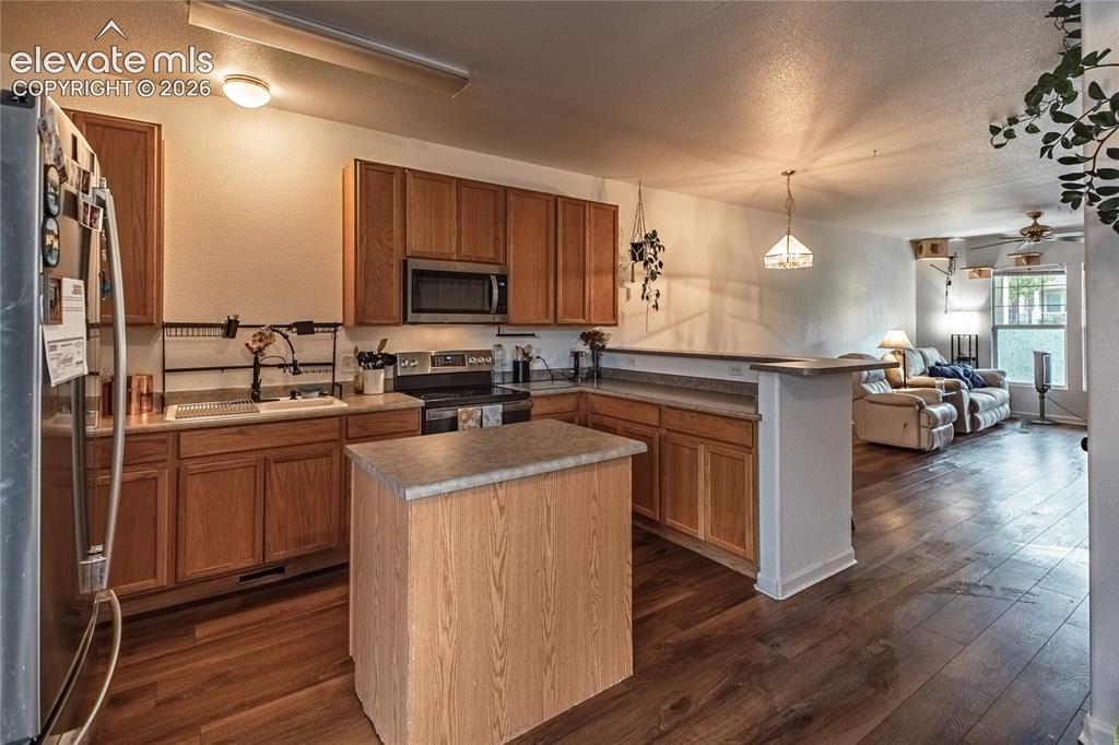 Image 8 of 35: Kitchen