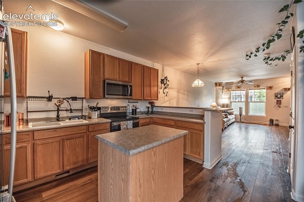 Image 9 of 35: Kitchen