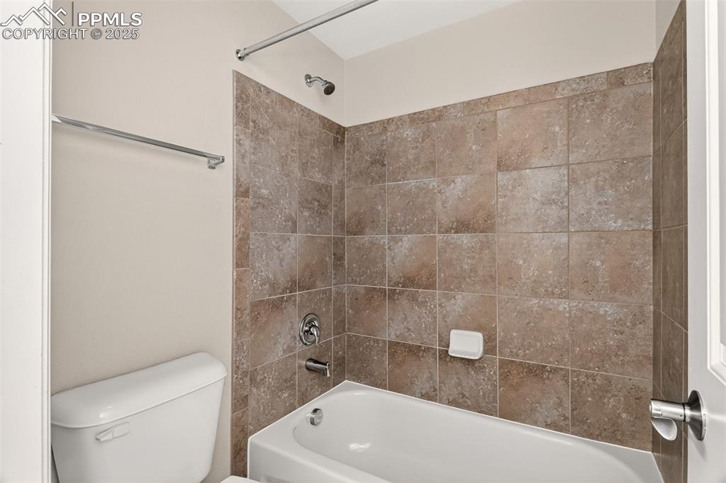 Image 29 of 39: Additional view of the full bathroom