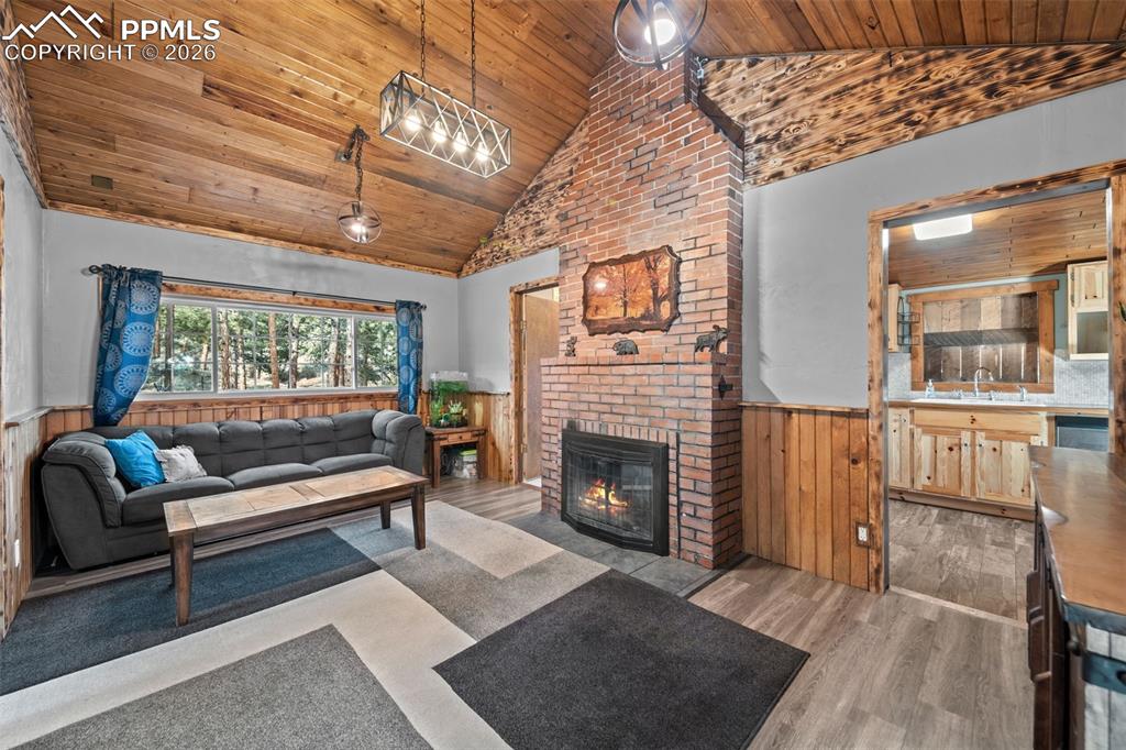 Image 10 of 32: Living Room