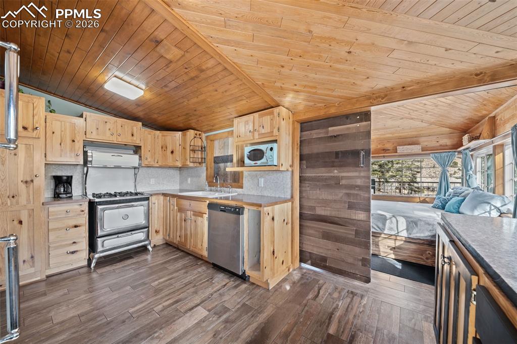 Image 12 of 32: Kitchen