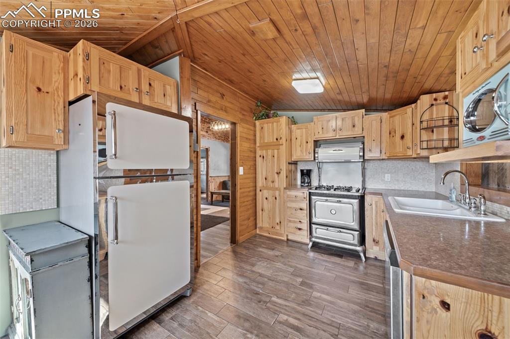 Image 13 of 32: Kitchen