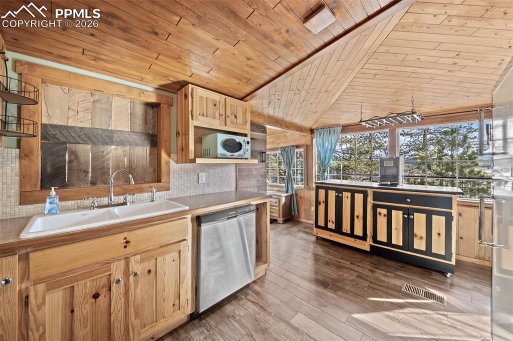 Image 14 of 32: Kitchen