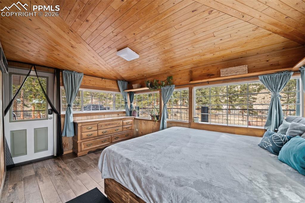 Image 18 of 32: Bedroom